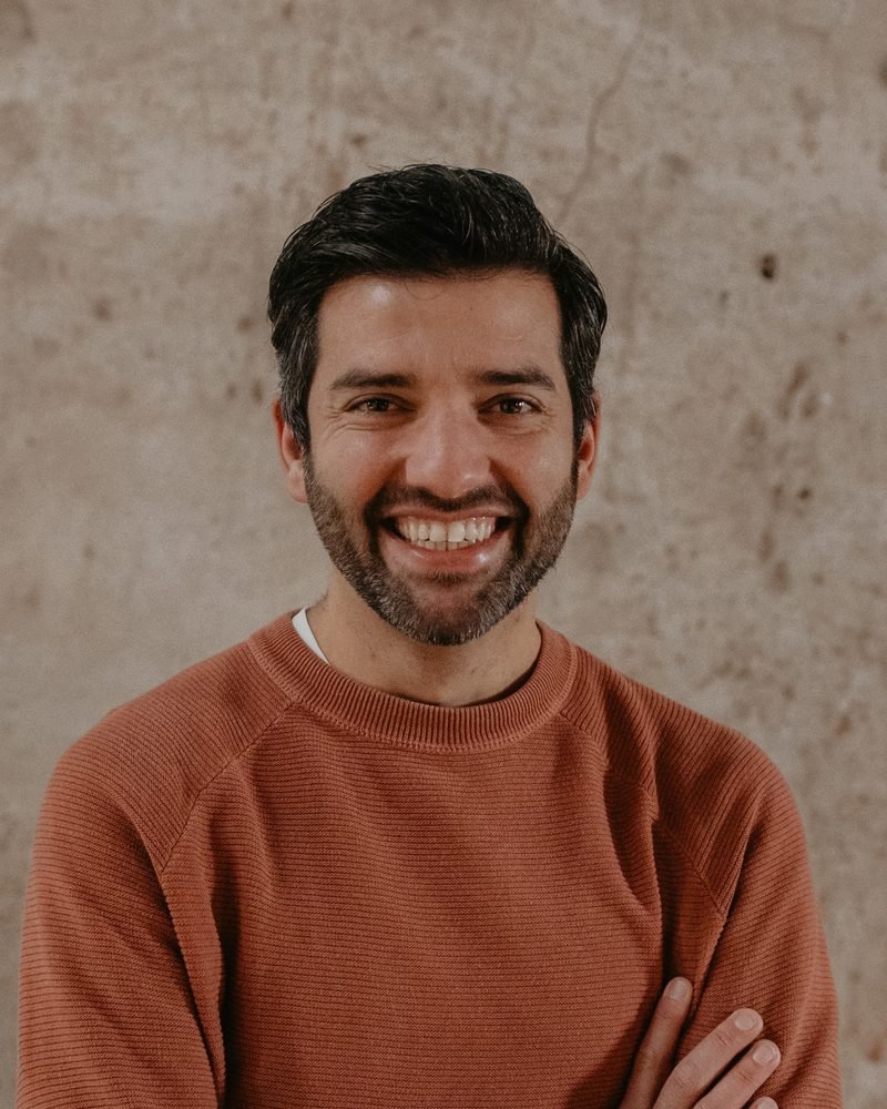 Johan Kusmus, lachend met de armen over elkaar